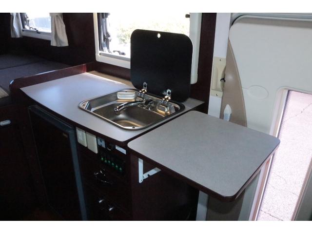 カムロード ナッツRVクレソンボヤージュエボライト トリプルサブバッテリー 家庭用エアコン 走行充電 FFヒーター 1500Wインバーター コンバーター 外部電源 ルーフベント ソーラーパネル1枚 冷蔵庫 電子レンジ 19インチテレビ サイドオーニング(12枚目)