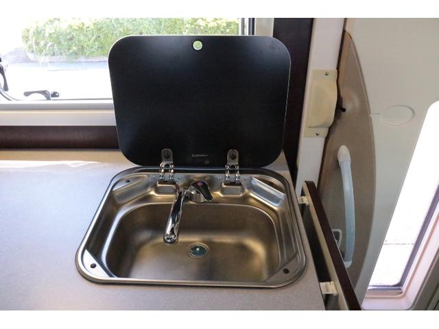 カムロード ナッツRVクレソンボヤージュエボライト トリプルサブバッテリー 家庭用エアコン 走行充電 FFヒーター 1500Wインバーター コンバーター 外部電源 ルーフベント ソーラーパネル1枚 冷蔵庫 電子レンジ 19インチテレビ サイドオーニング(13枚目)