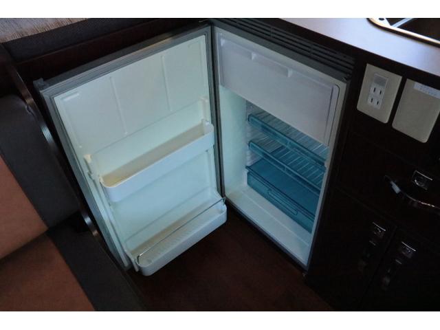 カムロード ナッツRVクレソンボヤージュエボライト トリプルサブバッテリー 家庭用エアコン 走行充電 FFヒーター 1500Wインバーター コンバーター 外部電源 ルーフベント ソーラーパネル1枚 冷蔵庫 電子レンジ 19インチテレビ サイドオーニング(14枚目)