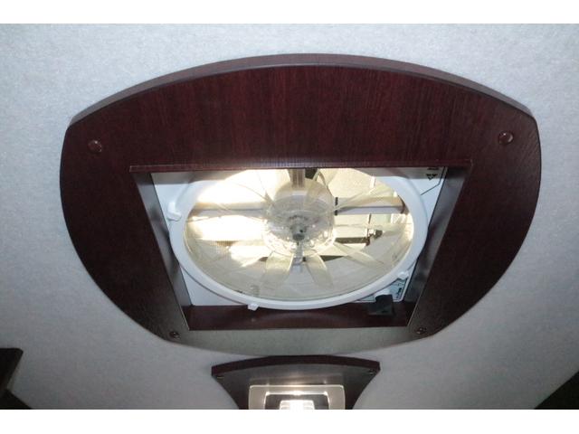 カムロード ナッツRVクレソンボヤージュエボライト トリプルサブバッテリー 家庭用エアコン 走行充電 FFヒーター 1500Wインバーター コンバーター 外部電源 ルーフベント ソーラーパネル1枚 冷蔵庫 電子レンジ 19インチテレビ サイドオーニング(18枚目)