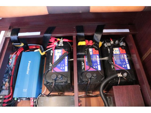 カムロード ナッツRVクレソンボヤージュエボライト トリプルサブバッテリー 家庭用エアコン 走行充電 FFヒーター 1500Wインバーター コンバーター 外部電源 ルーフベント ソーラーパネル1枚 冷蔵庫 電子レンジ 19インチテレビ サイドオーニング(19枚目)