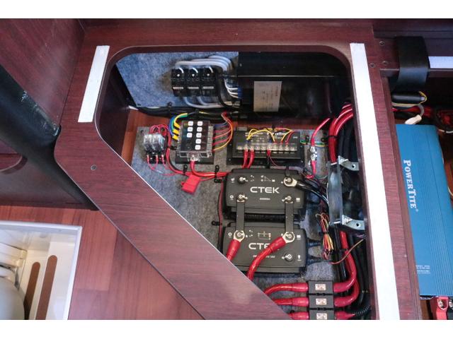 カムロード ナッツRVクレソンボヤージュエボライト トリプルサブバッテリー 家庭用エアコン 走行充電 FFヒーター 1500Wインバーター コンバーター 外部電源 ルーフベント ソーラーパネル1枚 冷蔵庫 電子レンジ 19インチテレビ サイドオーニング(20枚目)