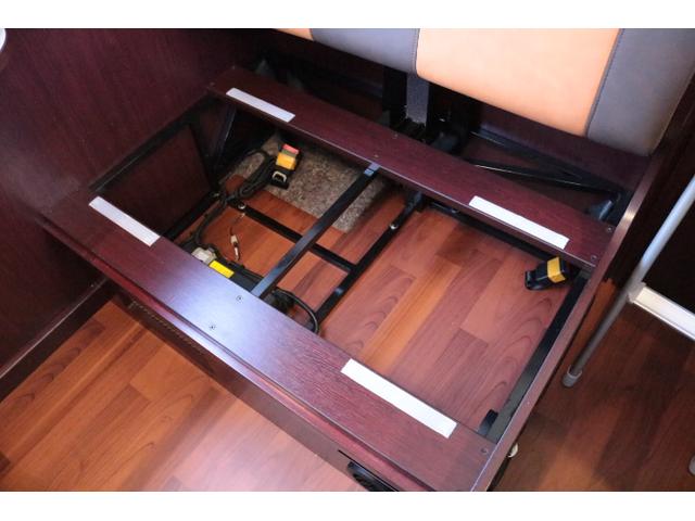 カムロード ナッツRVクレソンボヤージュエボライト トリプルサブバッテリー 家庭用エアコン 走行充電 FFヒーター 1500Wインバーター コンバーター 外部電源 ルーフベント ソーラーパネル1枚 冷蔵庫 電子レンジ 19インチテレビ サイドオーニング(24枚目)