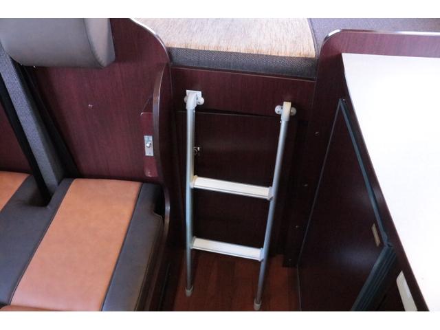 カムロード ナッツRVクレソンボヤージュエボライト トリプルサブバッテリー 家庭用エアコン 走行充電 FFヒーター 1500Wインバーター コンバーター 外部電源 ルーフベント ソーラーパネル1枚 冷蔵庫 電子レンジ 19インチテレビ サイドオーニング(30枚目)