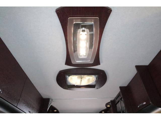 カムロード ナッツRVクレソンボヤージュエボライト トリプルサブバッテリー 家庭用エアコン 走行充電 FFヒーター 1500Wインバーター コンバーター 外部電源 ルーフベント ソーラーパネル1枚 冷蔵庫 電子レンジ 19インチテレビ サイドオーニング(31枚目)