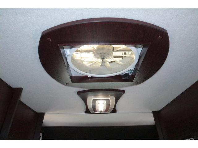 カムロード ナッツRVクレソンボヤージュエボライト トリプルサブバッテリー 家庭用エアコン 走行充電 FFヒーター 1500Wインバーター コンバーター 外部電源 ルーフベント ソーラーパネル1枚 冷蔵庫 電子レンジ 19インチテレビ サイドオーニング(32枚目)