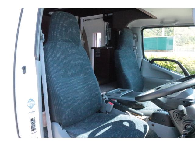 カムロード ナッツRVクレソンボヤージュエボライト トリプルサブバッテリー 家庭用エアコン 走行充電 FFヒーター 1500Wインバーター コンバーター 外部電源 ルーフベント ソーラーパネル1枚 冷蔵庫 電子レンジ 19インチテレビ サイドオーニング(42枚目)