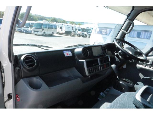 カムロード ナッツRVクレソンボヤージュエボライト トリプルサブバッテリー 家庭用エアコン 走行充電 FFヒーター 1500Wインバーター コンバーター 外部電源 ルーフベント ソーラーパネル1枚 冷蔵庫 電子レンジ 19インチテレビ サイドオーニング(43枚目)