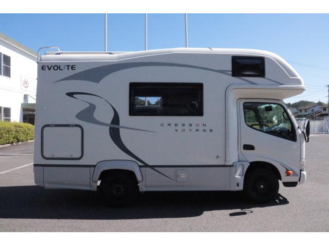 カムロード ナッツRVクレソンボヤージュエボライト トリプルサブバッテリー 家庭用エアコン 走行充電 FFヒーター 1500Wインバーター コンバーター 外部電源 ルーフベント ソーラーパネル1枚 冷蔵庫 電子レンジ 19インチテレビ サイドオーニング(49枚目)