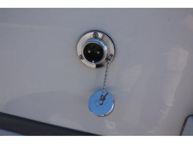 カムロード ナッツRVクレソンボヤージュエボライト トリプルサブバッテリー 家庭用エアコン 走行充電 FFヒーター 1500Wインバーター コンバーター 外部電源 ルーフベント ソーラーパネル1枚 冷蔵庫 電子レンジ 19インチテレビ サイドオーニング(52枚目)