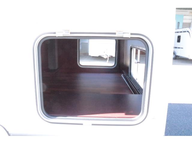 カムロード ナッツRVクレソンボヤージュエボライト トリプルサブバッテリー 家庭用エアコン 走行充電 FFヒーター 1500Wインバーター コンバーター 外部電源 ルーフベント ソーラーパネル1枚 冷蔵庫 電子レンジ 19インチテレビ サイドオーニング(55枚目)