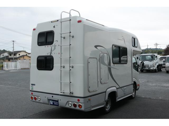 カムロード ナッツＲＶ　クレソンボーダーエディション　ツインサブバッテリー　走行充電　インバーター　コンバーター　外部電源　ルーフベント　ソーラーパネル１枚　冷蔵庫　ＦＦヒーター　サイドオーニング　コーナーセンサー　メモリーカーナビ　ＥＴＣ１．０（3枚目）