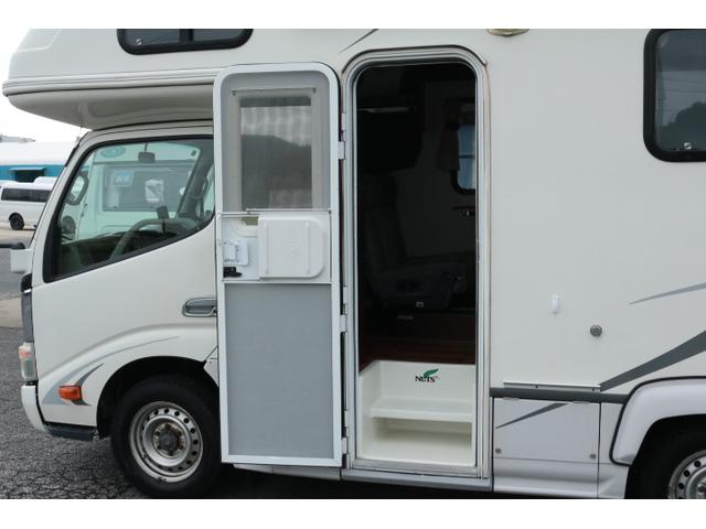 カムロード ナッツＲＶ　クレソンボーダーエディション　ツインサブバッテリー　走行充電　インバーター　コンバーター　外部電源　ルーフベント　ソーラーパネル１枚　冷蔵庫　ＦＦヒーター　サイドオーニング　コーナーセンサー　メモリーカーナビ　ＥＴＣ１．０（4枚目）
