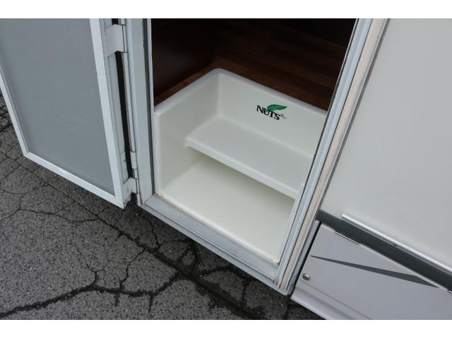 カムロード ナッツＲＶ　クレソンボーダーエディション　ツインサブバッテリー　走行充電　インバーター　コンバーター　外部電源　ルーフベント　ソーラーパネル１枚　冷蔵庫　ＦＦヒーター　サイドオーニング　コーナーセンサー　メモリーカーナビ　ＥＴＣ１．０（6枚目）