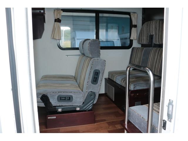 カムロード ナッツＲＶ　クレソンボーダーエディション　ツインサブバッテリー　走行充電　インバーター　コンバーター　外部電源　ルーフベント　ソーラーパネル１枚　冷蔵庫　ＦＦヒーター　サイドオーニング　コーナーセンサー　メモリーカーナビ　ＥＴＣ１．０（7枚目）