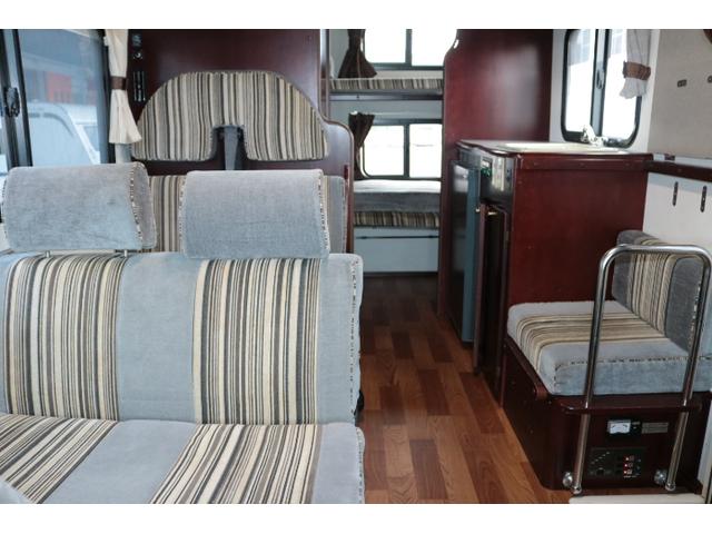 カムロード ナッツＲＶ　クレソンボーダーエディション　ツインサブバッテリー　走行充電　インバーター　コンバーター　外部電源　ルーフベント　ソーラーパネル１枚　冷蔵庫　ＦＦヒーター　サイドオーニング　コーナーセンサー　メモリーカーナビ　ＥＴＣ１．０（9枚目）