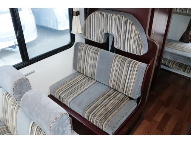 カムロード ナッツＲＶ　クレソンボーダーエディション　ツインサブバッテリー　走行充電　インバーター　コンバーター　外部電源　ルーフベント　ソーラーパネル１枚　冷蔵庫　ＦＦヒーター　サイドオーニング　コーナーセンサー　メモリーカーナビ　ＥＴＣ１．０（10枚目）