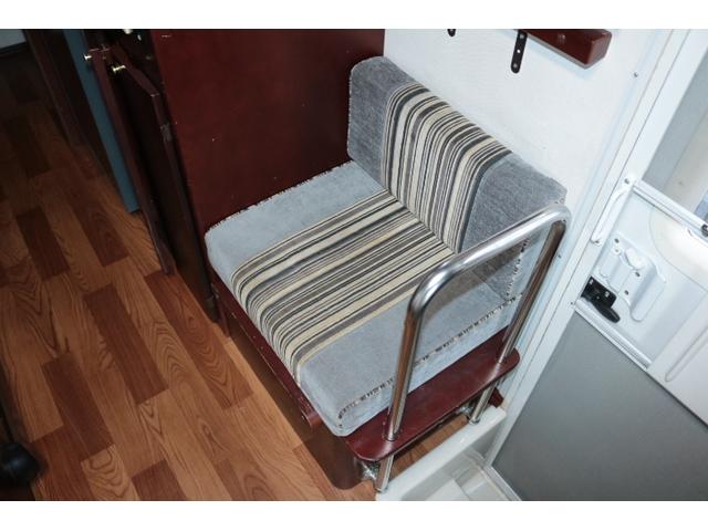 カムロード ナッツＲＶ　クレソンボーダーエディション　ツインサブバッテリー　走行充電　インバーター　コンバーター　外部電源　ルーフベント　ソーラーパネル１枚　冷蔵庫　ＦＦヒーター　サイドオーニング　コーナーセンサー　メモリーカーナビ　ＥＴＣ１．０（11枚目）