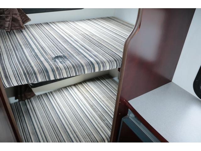 カムロード ナッツＲＶ　クレソンボーダーエディション　ツインサブバッテリー　走行充電　インバーター　コンバーター　外部電源　ルーフベント　ソーラーパネル１枚　冷蔵庫　ＦＦヒーター　サイドオーニング　コーナーセンサー　メモリーカーナビ　ＥＴＣ１．０（23枚目）