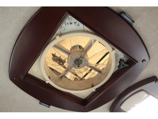 カムロード ナッツＲＶ　クレソンボーダーエディション　ツインサブバッテリー　走行充電　インバーター　コンバーター　外部電源　ルーフベント　ソーラーパネル１枚　冷蔵庫　ＦＦヒーター　サイドオーニング　コーナーセンサー　メモリーカーナビ　ＥＴＣ１．０（37枚目）