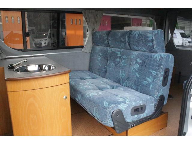 ハイエースバン ビークル　オプト　ツインサブバッテリー　走行充電　コンバーター　外部電源　冷蔵庫　シンク　ＦＦヒーター　リアスピーカー　メモリーカーナビ　ＥＴＣ１．０　バックカメラ　純正キーレス（5枚目）