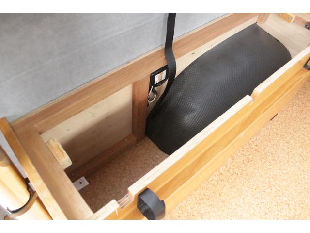 ハイエースバン ビークル　オプト　ツインサブバッテリー　走行充電　コンバーター　外部電源　冷蔵庫　シンク　ＦＦヒーター　リアスピーカー　メモリーカーナビ　ＥＴＣ１．０　バックカメラ　純正キーレス（18枚目）