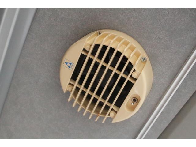 ハイエースバン ビークル　オプト　ツインサブバッテリー　走行充電　コンバーター　外部電源　冷蔵庫　シンク　ＦＦヒーター　リアスピーカー　メモリーカーナビ　ＥＴＣ１．０　バックカメラ　純正キーレス（20枚目）