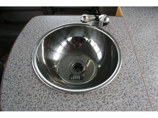 ハイエースバン ビークル　オプト　ツインサブバッテリー　走行充電　コンバーター　外部電源　冷蔵庫　シンク　ＦＦヒーター　リアスピーカー　メモリーカーナビ　ＥＴＣ１．０　バックカメラ　純正キーレス（23枚目）