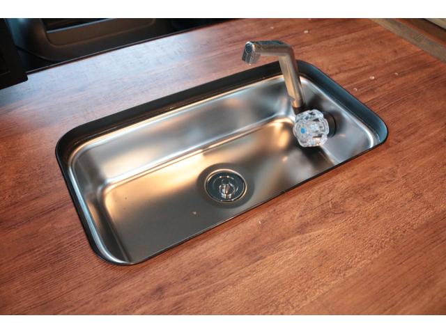 ハイエースバン ＦＯＣＳ　ＤＳコンパクト　ワンオーナー　ディーゼル　４ＷＤ　ツインサブバッテリー　ＦＦヒーター　走行充電　４５０Ｗインバーター　外部電源　冷蔵庫　ソーラーパネル１枚　電子レンジ（19枚目）