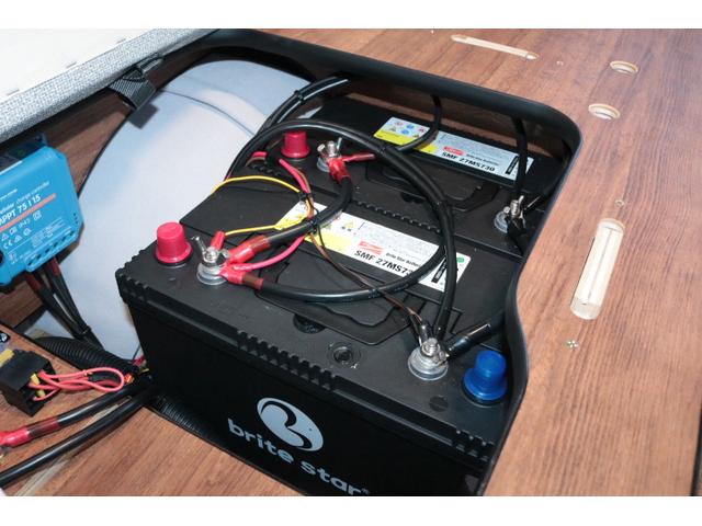 ハイエースバン ＦＯＣＳ　ＤＳコンパクト　ワンオーナー　ディーゼル　４ＷＤ　ツインサブバッテリー　ＦＦヒーター　走行充電　４５０Ｗインバーター　外部電源　冷蔵庫　ソーラーパネル１枚　電子レンジ（26枚目）