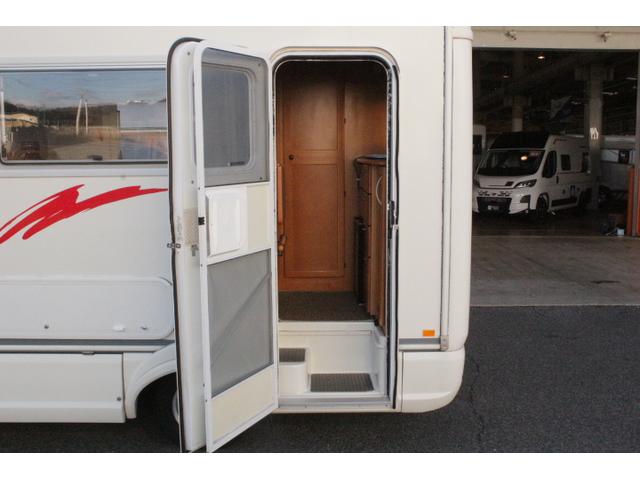 バネットトラック グローバル　アスリート　ツインサブバッテリー　走行充電　１５００Ｗインバーター　外部電源　ルーフベント　冷蔵庫　電子レンジ　１９インチテレビ　メモリーカーナビ（4枚目）