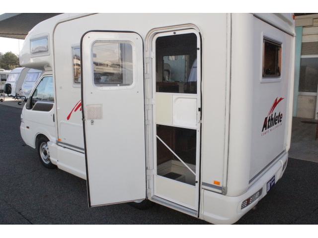 バネットトラック グローバル　アスリート　ツインサブバッテリー　走行充電　１５００Ｗインバーター　外部電源　ルーフベント　冷蔵庫　電子レンジ　１９インチテレビ　メモリーカーナビ（5枚目）