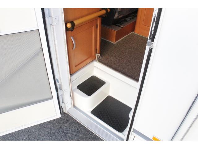 バネットトラック グローバル　アスリート　ツインサブバッテリー　走行充電　１５００Ｗインバーター　外部電源　ルーフベント　冷蔵庫　電子レンジ　１９インチテレビ　メモリーカーナビ（6枚目）