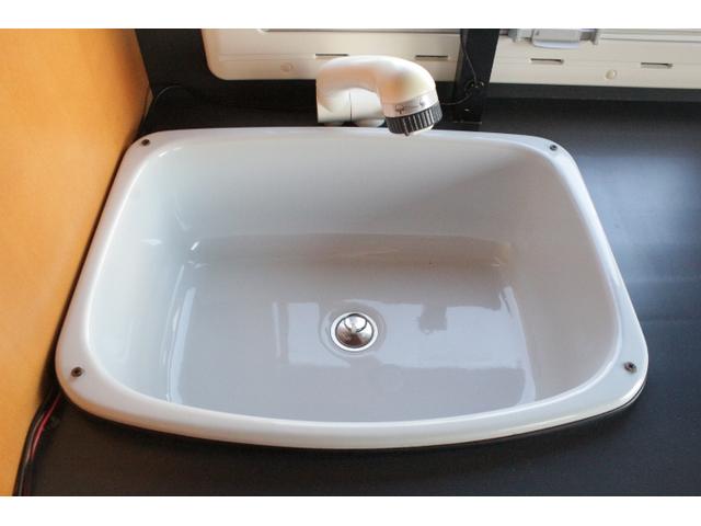 バネットトラック グローバル　アスリート　ツインサブバッテリー　走行充電　１５００Ｗインバーター　外部電源　ルーフベント　冷蔵庫　電子レンジ　１９インチテレビ　メモリーカーナビ（20枚目）