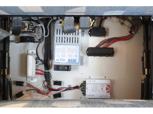 バネットトラック グローバル　アスリート　ツインサブバッテリー　走行充電　１５００Ｗインバーター　外部電源　ルーフベント　冷蔵庫　電子レンジ　１９インチテレビ　メモリーカーナビ（29枚目）