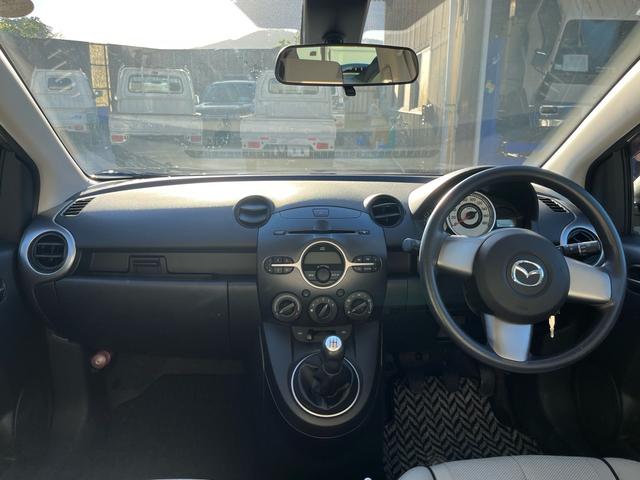デミオ １３Ｃ　２ＷＤ　　　禁煙車　ＣＤ　５速ＭＴ　電動格納ドアミラー　集中ロック　パワステ　パワーウインドウ　ＡＢＳ（2枚目）