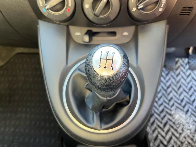 デミオ １３Ｃ　２ＷＤ　　　禁煙車　ＣＤ　５速ＭＴ　電動格納ドアミラー　集中ロック　パワステ　パワーウインドウ　ＡＢＳ（3枚目）