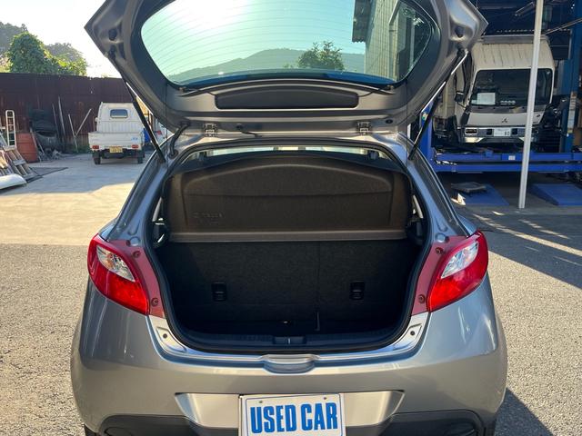 デミオ １３Ｃ　２ＷＤ　　　禁煙車　ＣＤ　５速ＭＴ　電動格納ドアミラー　集中ロック　パワステ　パワーウインドウ　ＡＢＳ（17枚目）