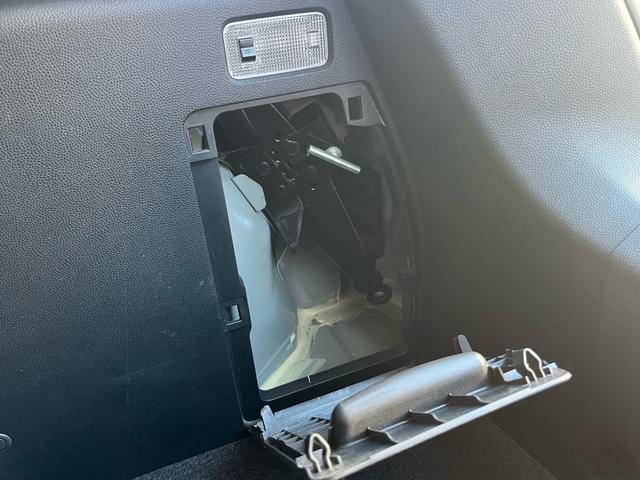 デミオ １３Ｃ　２ＷＤ　　　禁煙車　ＣＤ　５速ＭＴ　電動格納ドアミラー　集中ロック　パワステ　パワーウインドウ　ＡＢＳ（19枚目）