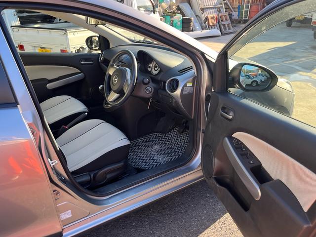 デミオ １３Ｃ　２ＷＤ　　　禁煙車　ＣＤ　５速ＭＴ　電動格納ドアミラー　集中ロック　パワステ　パワーウインドウ　ＡＢＳ（21枚目）