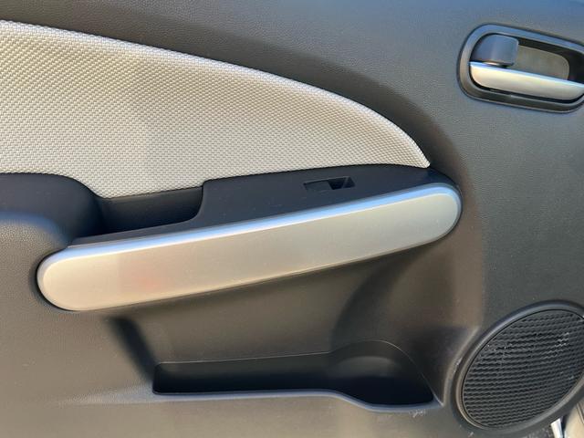 デミオ １３Ｃ　２ＷＤ　　　禁煙車　ＣＤ　５速ＭＴ　電動格納ドアミラー　集中ロック　パワステ　パワーウインドウ　ＡＢＳ（29枚目）