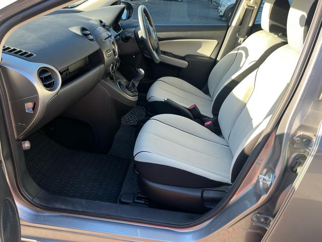 デミオ １３Ｃ　２ＷＤ　　　禁煙車　ＣＤ　５速ＭＴ　電動格納ドアミラー　集中ロック　パワステ　パワーウインドウ　ＡＢＳ（30枚目）