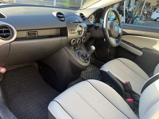 デミオ １３Ｃ　２ＷＤ　　　禁煙車　ＣＤ　５速ＭＴ　電動格納ドアミラー　集中ロック　パワステ　パワーウインドウ　ＡＢＳ（31枚目）