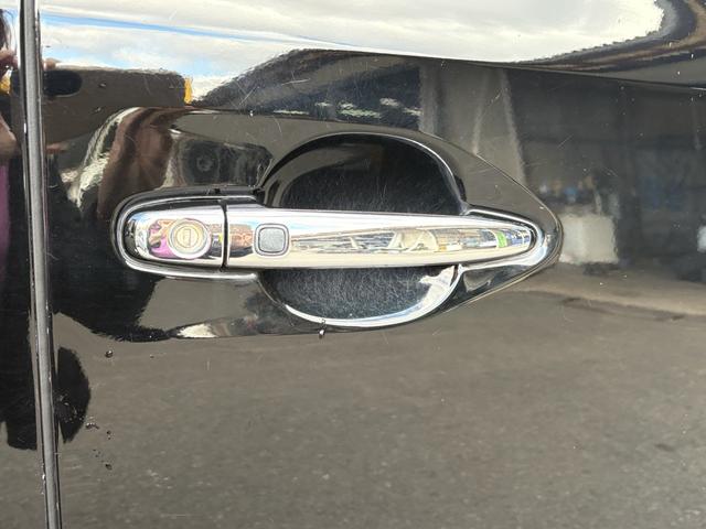 【スマートキー】鍵を挿さずにポケットに入れたまま鍵の開閉、エンジンの始動まで行えます。べんりな装備ですね♪