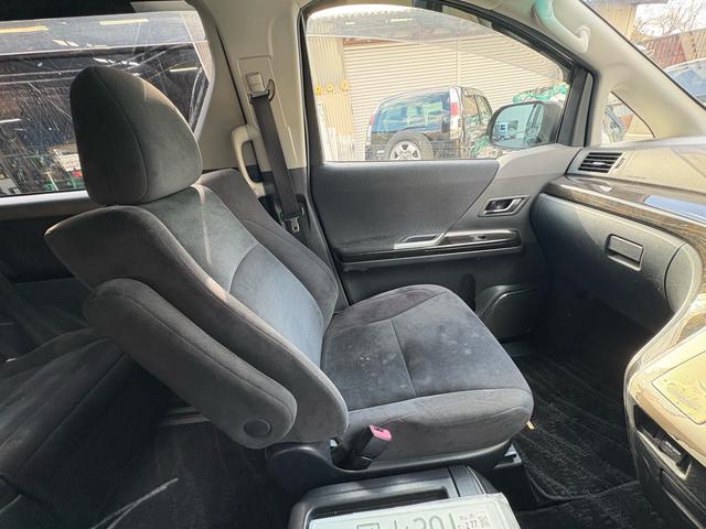フロントシートは広々♪快適なドライブを楽しめます。