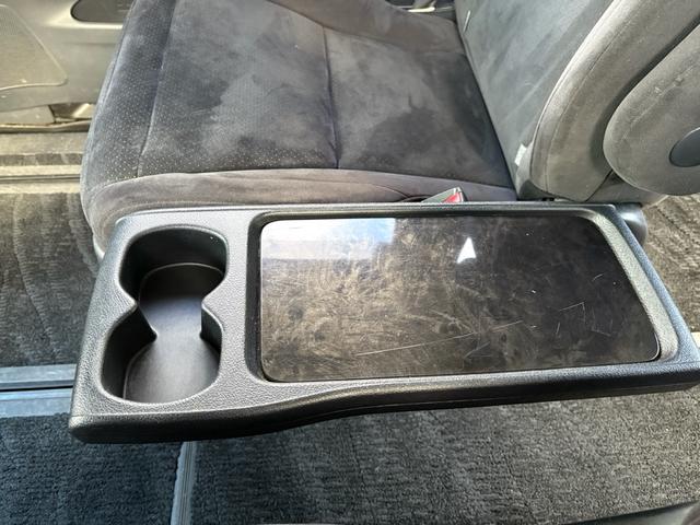 ドリンクホルダーを使用しないときは収納できます。