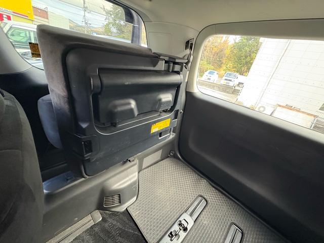 ３列シート７人乗りです！