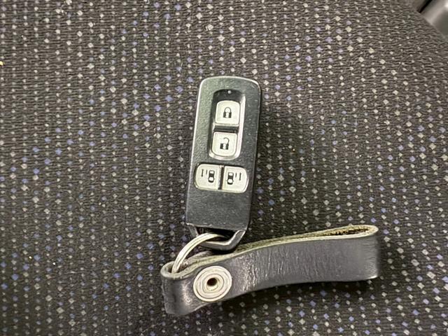 N-BOX G SSパッケージ 両側パワースライドドア 衝突被害軽減ブレーキ 横滑り防止装置 アイドリングストップ オートエアコン 前席シートヒーター HIDヘッドライト プッシュスタート スマートキー 盗難警報装置 ETC付き(24枚目)