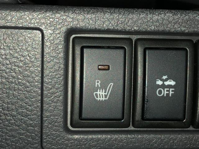 【シートヒーター】　こちらのボタンを押していただくとシートを温めてくれるので寒いときでも快適にお過ごしいただけます！