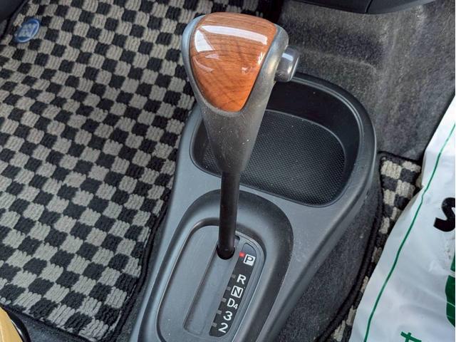 ミラジーノ プレミアムＸ　フロア４速ＡＴ　純正ＣＤオーディオ　オートエアコン　ＡＢＳ　キーレスエントリー　盗難警報装置　パワステ　パワーウィンドウ　Ｗエアバッグ　電動格納ミラー　純正アルミ（19枚目）